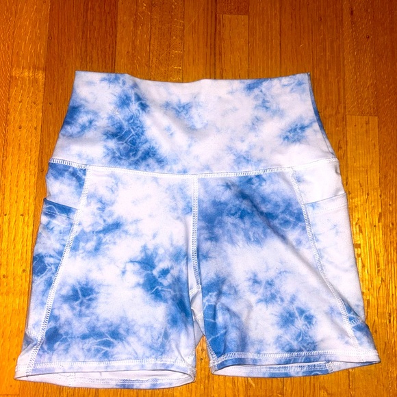 Blue and white 5" cloud shorts with pockets, size medium. - Picture 1 of 6